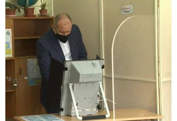 Румен Радев гласува машинно Румен Радев гласува машинно